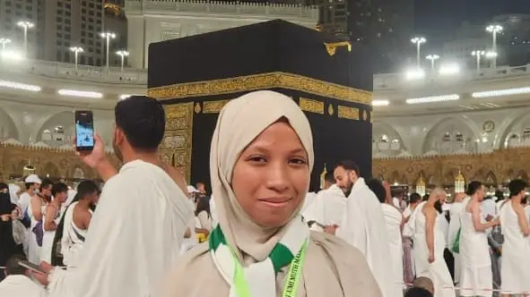 Jamaah Umroh Sakinah Gresik di depan Ka'bah, Masjidil Haram
