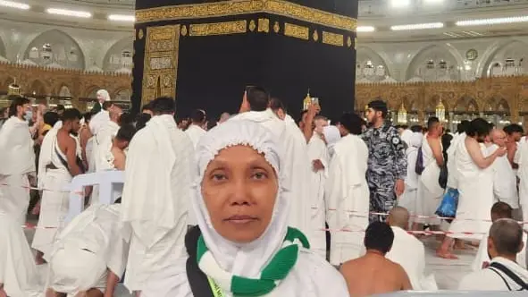Jamaah Umroh Sakinah Gresik di depan Ka'bah, Masjidil Haram