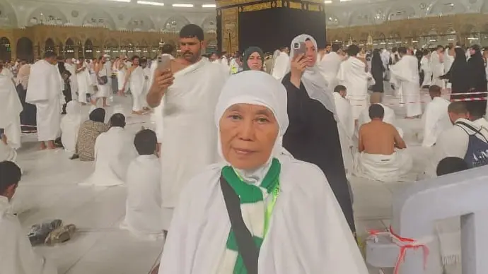 Jamaah Umroh Sakinah Gresik di depan Ka'bah, Masjidil Haram
