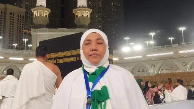 Jamaah Umroh Sakinah Gresik di depan Ka'bah, Masjidil Haram