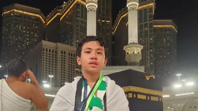 Jamaah Umroh Sakinah Gresik di depan Ka'bah, Masjidil Haram